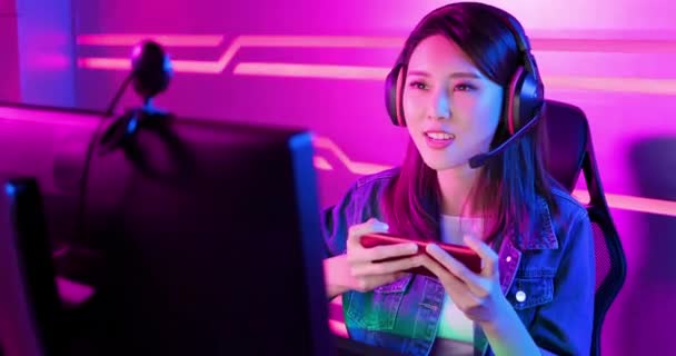 サイバースポーツゲーマーはライブストリームを持っている — ストック動画