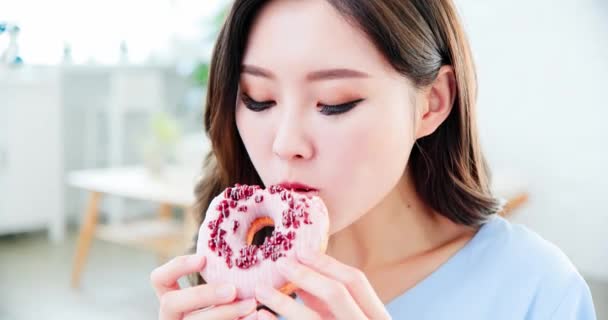 Mujer comer delicioso donut — Vídeos de Stock