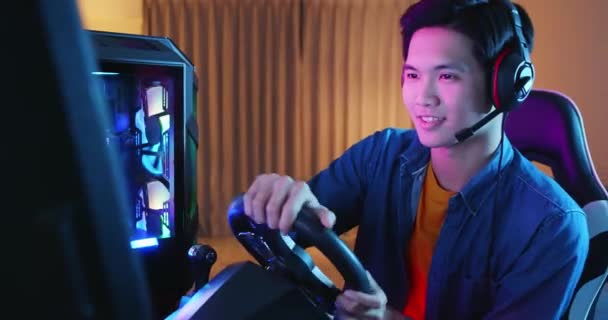 Cybersport gamer jugar carreras de coches — Vídeos de Stock