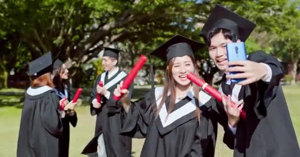 Szczęśliwy absolwent przyjaciele zrobić selfie — Wideo stockowe