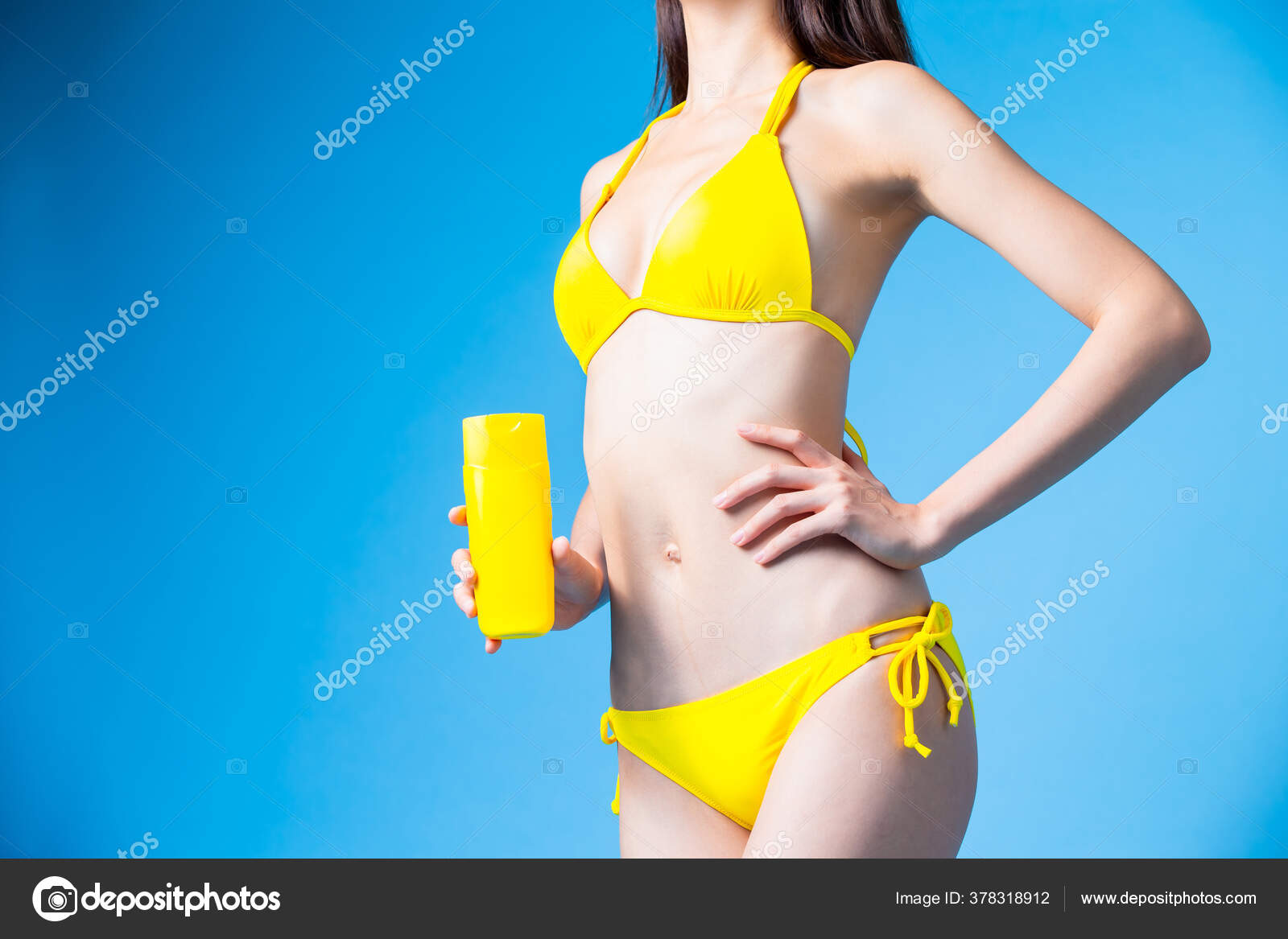 Asiatisk Bikini Pige Tage Solcreme Med Blå Baggrund — Stock-foto ryanking999 #378318912