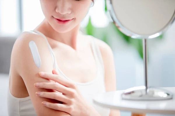 Close Asian Beauty Aplikasikan Krim Lembab Atau Sunscreen Lengannya Rumah — Stok Foto