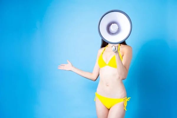 Aziatische Vrouw Gebruik Luidspreker Dragen Bikini Badpak — Stockfoto
