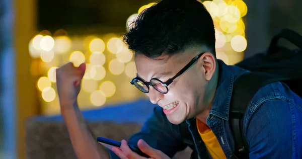 Aziatische Jongeman Winnen Mobiele Games Smartphone Met Vuist Gebaar Buiten — Stockfoto