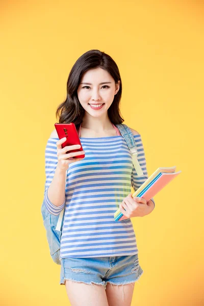 Azji Kobieta Student Patrzeć Ciebie Smartfona Książki — Zdjęcie stockowe