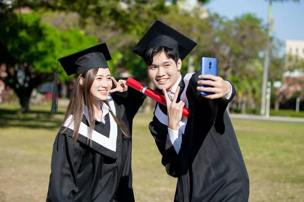 Felice Laureato Amici Prendere Selfie Nel Campus — Foto Stock