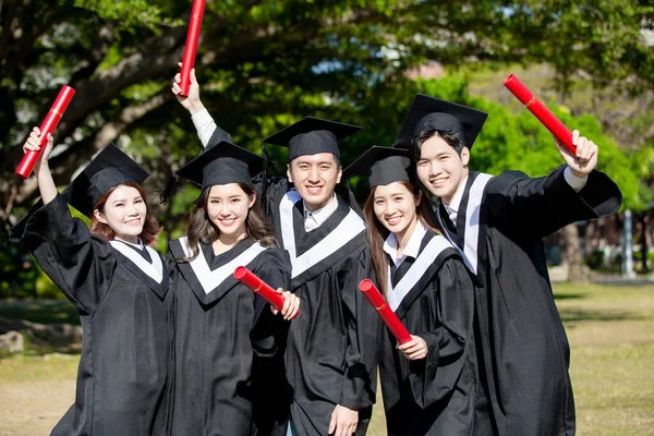 Csoport Végzősök Diákok Izgatottak Diploma Mosolyognak Rád — Stock Fotó