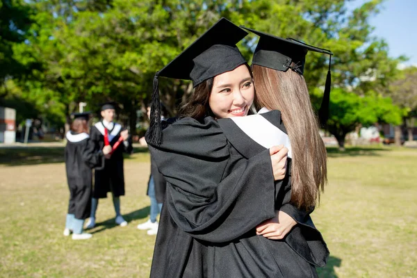 Feliz Estudiante Graduada Dar Abrazo Mejor Amigo — Foto de Stock