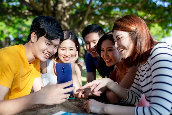 Happy Young Asian Students Share Interesting App Smartphone Campus — Stock Photo, Image