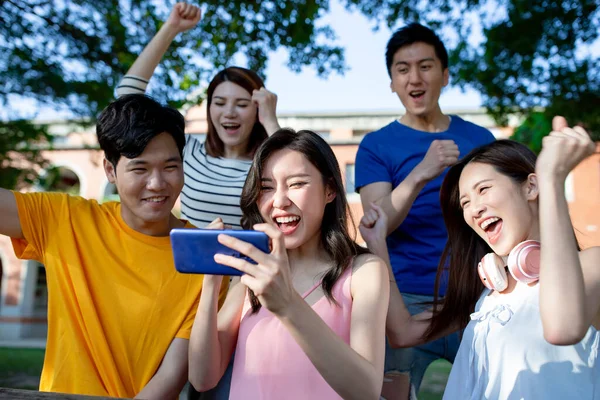 Lähikuva Onnellinen Nuori Aasialainen Opiskelijat Ovat Innoissaan Pelaa Mobiilipeliä Älypuhelimen — kuvapankkivalokuva