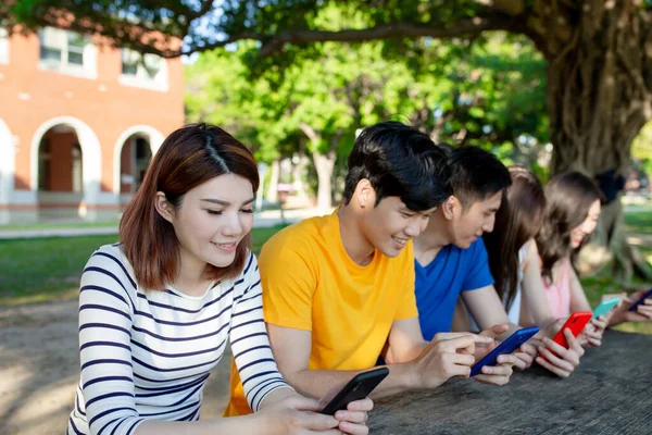 Счастливые Молодые Азиатские Студенты Используют Смартфон Играют Мобильные Игры Кампусе — стоковое фото