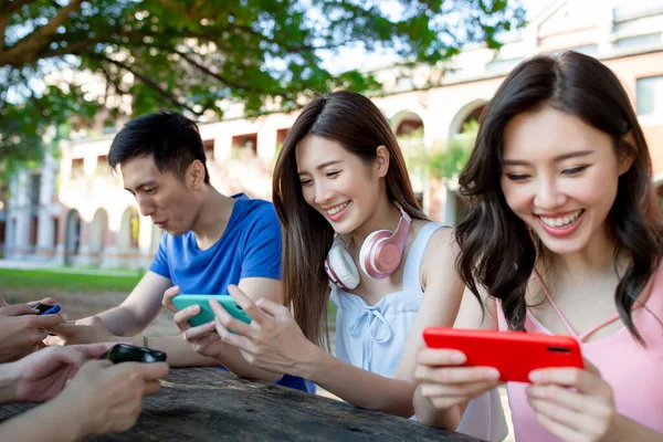 Zblízka Šťastné Mladé Asijské Studenty Používat Smartphone Nebo Hrát Mobilní — Stock fotografie