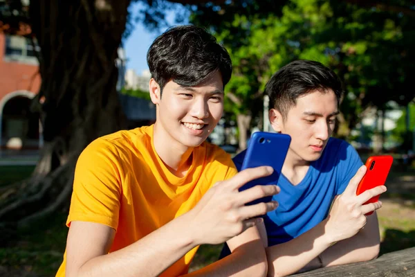 Glückliche Junge Asiatische Studenten Nutzen Smartphone Oder Spielen Handyspiele Auf — Stockfoto