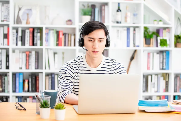 Intelligente Asiatische Junge Männliche Studenten Lernen Etwas Während Internet Online — Stockfoto