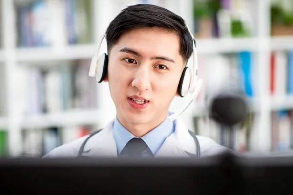 Concepto Telemedicina Médico Masculino Asiático Escuchando Paciente Habla Síntoma Internet —  Fotos de Stock