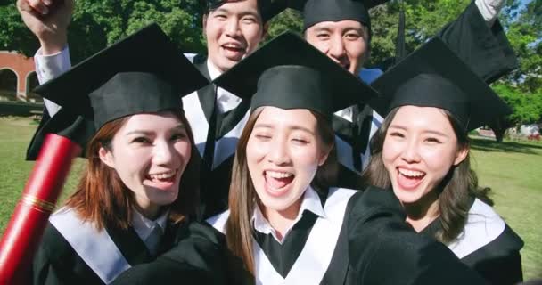 Grupo feliz graduados estudiantes — Vídeo de stock