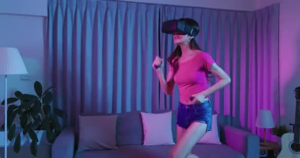 Mulher jogar movimento sensing jogo — Vídeo de Stock