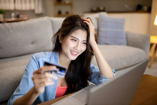 Азіатська Жінка Купує Інтернеті Оплачує Рахунок Кредитною Карткою Ноутбуком Вдома — стокове фото