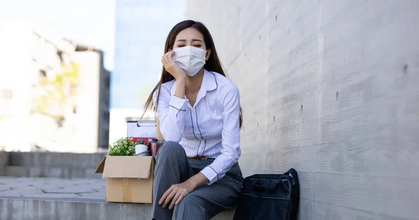 Asiatische Geschäftsfrau Trägt Gesichtsmaske Und Wird Wegen Des Wirtschaftsabschwungs Aufgrund — Stockfoto