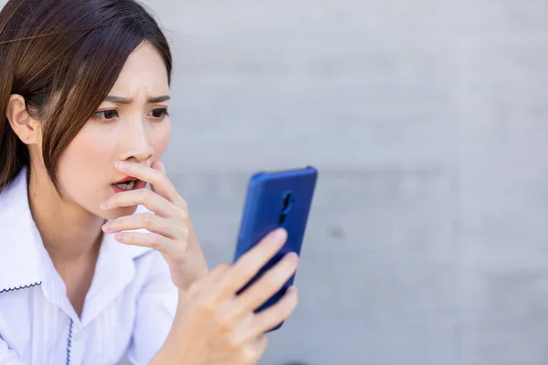 Falska Nyheter Koncept Asiatisk Kvinna Läsa Informationen Mobiltelefon Och Känna — Stockfoto