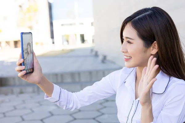 亚洲女商人快乐地与她的朋友视频聊天 — 图库照片