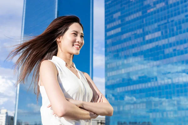 Asiatische Erfolgreiche Geschäftsfrau Mit Selbstbewusstem Lächeln — Stockfoto