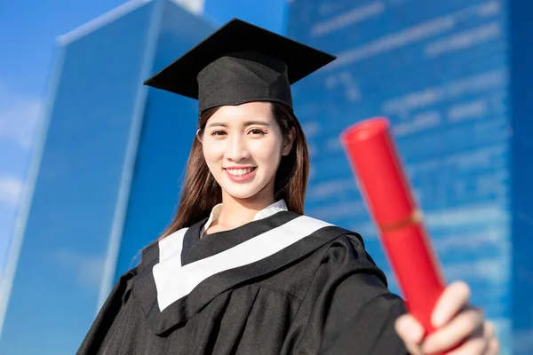 Confiante Asiático Feminino Pós Graduação Olhar Sorrir Para Você — Fotografia de Stock