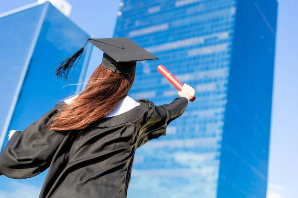 Vista Posterior Mujer Asiática Graduada Sentirse Despreocupada Mantener Diploma — Foto de Stock