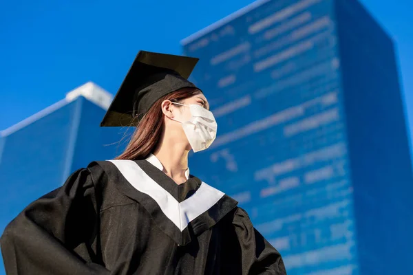 Θλιβερή Ασιάτισσα Φοιτήτρια Φοράει Μάσκα Και Δεν Μπορεί Βρει Δουλειά — Φωτογραφία Αρχείου