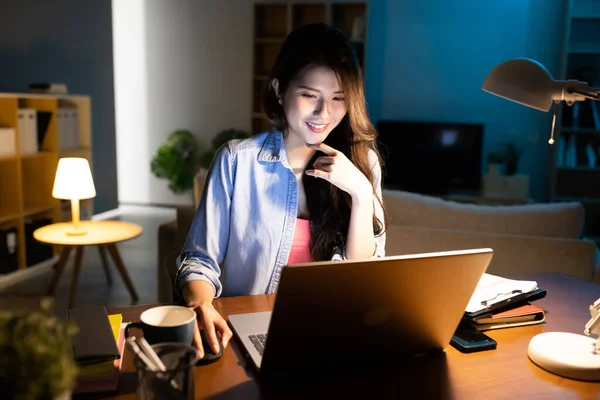 Azji Biznes Kobieta Używać Komputera Pracy Domu Godzinach Wieczornych — Zdjęcie stockowe