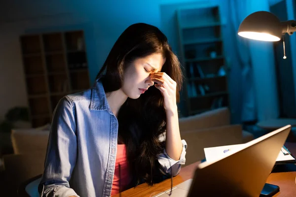亚洲女商人晚上用电脑 由于工作过度 眼睛都累坏了 — 图库照片