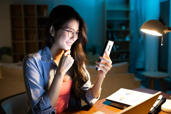 Aziatische Zakenvrouw Het Dragen Van Bril Gebruik Maken Van Smartphone — Stockfoto