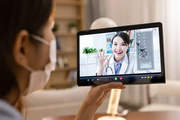 远程医疗概念 亚洲女性患者在网上听医生谈论症状 并以好的姿态进行讨论 — 图库照片