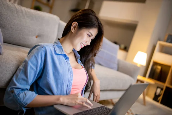 Asiatisk Ung Kvinna Sitter Golvet Och Använder Laptop Lugnt Hemma — Stockfoto