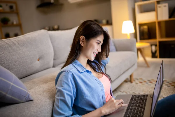 Aasialainen Nuori Nainen Istuu Lattialla Käyttää Kannettavaa Tietokonetta Rauhassa Kotona — kuvapankkivalokuva