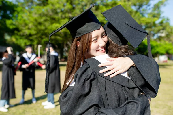 Estudante Pós Graduação Feliz Feminino Dar Abraço Seu Melhor Amigo — Fotografia de Stock