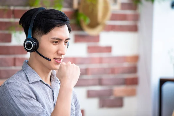 Conceito Teletrabalho Homem Asiático Está Muito Feliz Obter Ordem Uma — Fotografia de Stock