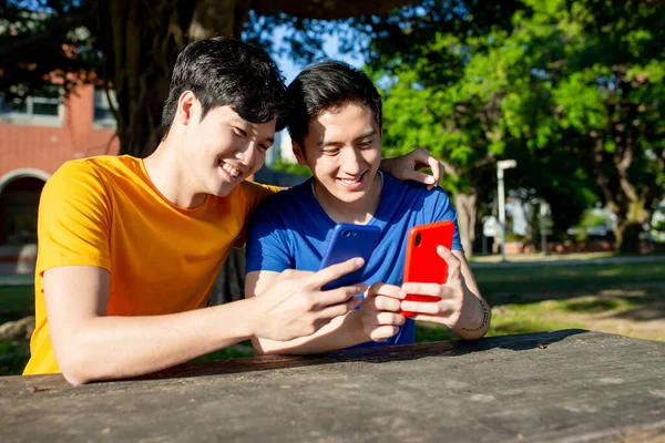 Feliz Joven Asiático Adolescentes Compartir Interesante App Teléfono Inteligente Sienten — Foto de Stock