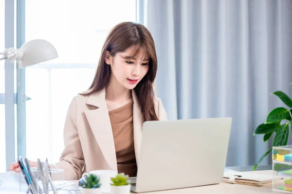 Concept Télétravail Asiatique Femme Affaires Utiliser Ordinateur Pour Joindre Une — Photo