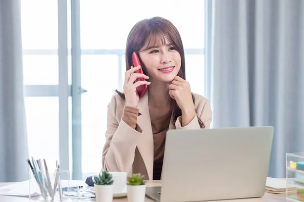 Asiatisk Forretningskvinne Jobber Hjemmefra Snakker Smarttelefon Med Laptop – stockfoto