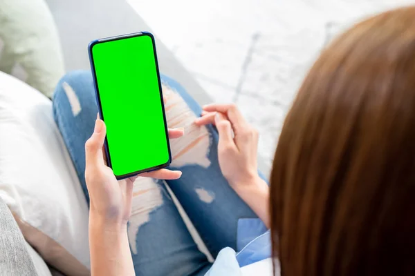 Vista Trasera Mujer Asiática Tomar Teléfono Inteligente Pantalla Verde — Foto de Stock