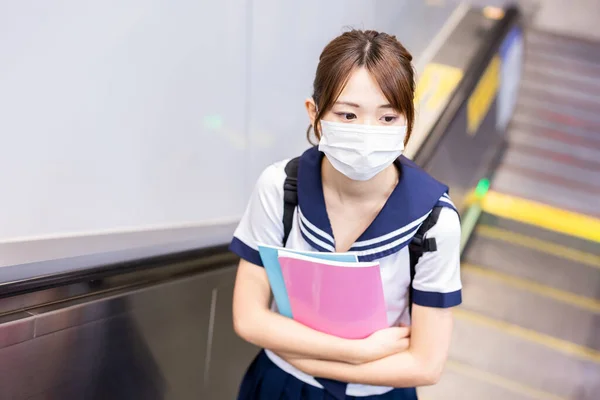Ázsiai Lány Középiskolás Diák Fog Mozgólépcső Mrt Állomás Visel Arc — Stock Fotó