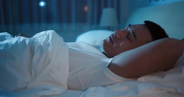 Manusia asia tidur nyenyak — Stok Video