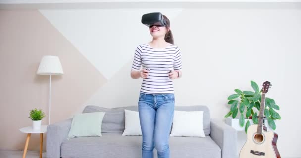 Gry kobieta grać 3D vr gry — Wideo stockowe