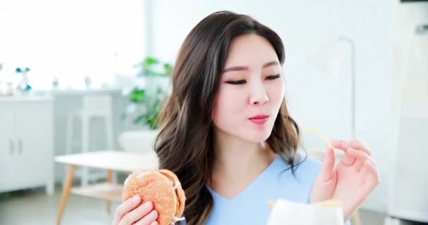 Asiática mulher comer junk food — Vídeo de Stock