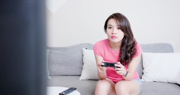Женщина играет в видеоигры — стоковое видео