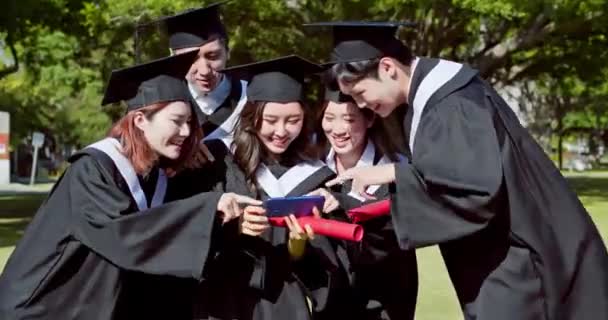 Grupo feliz graduados estudiantes — Vídeo de stock