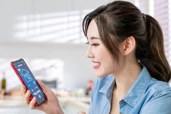 Iot Smart Home Konzept Junge Asiatische Frau Steuert App Auf — Stockfoto