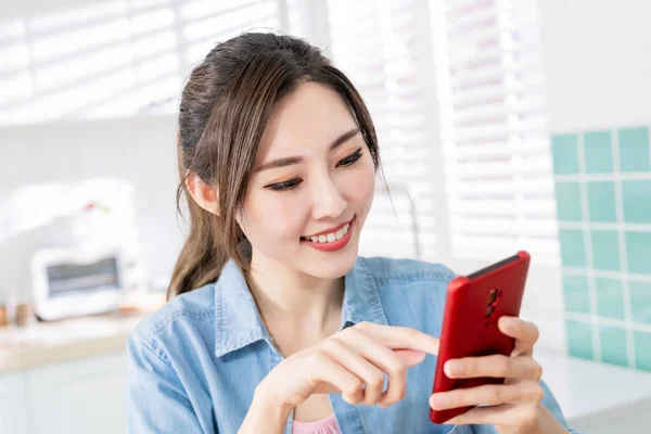 Asiatico Giovane Donna Uso Smartphone Casa Cucina — Foto Stock