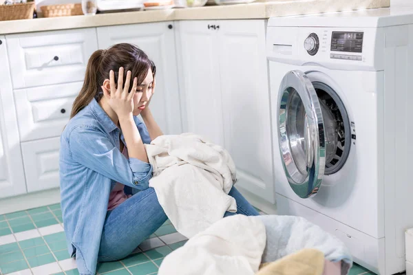 Mulher Asiática Lavar Roupas Sentir Frustrado Casa — Fotografia de Stock